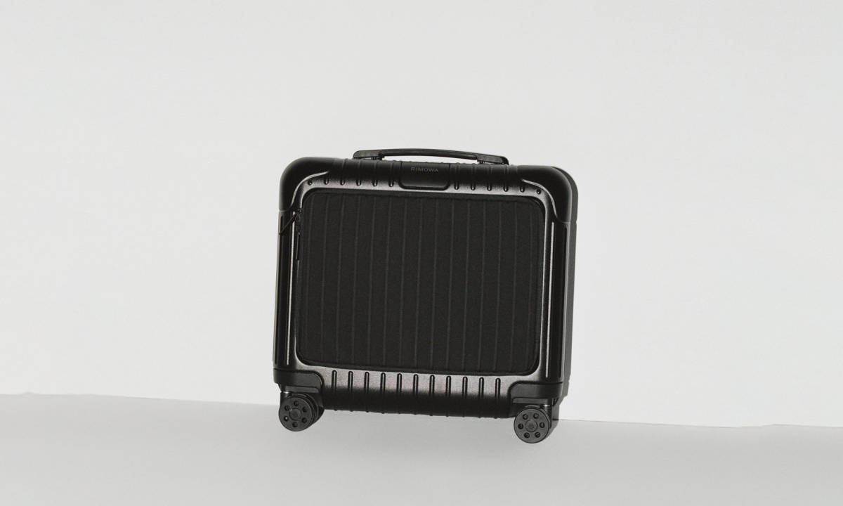 RIMOWA 推出全新款 Essential Sleeve 系列行李箱