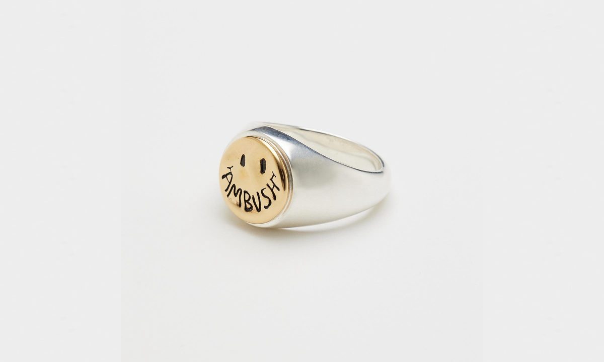 AMBUSH 推出「Smiley」系列配饰