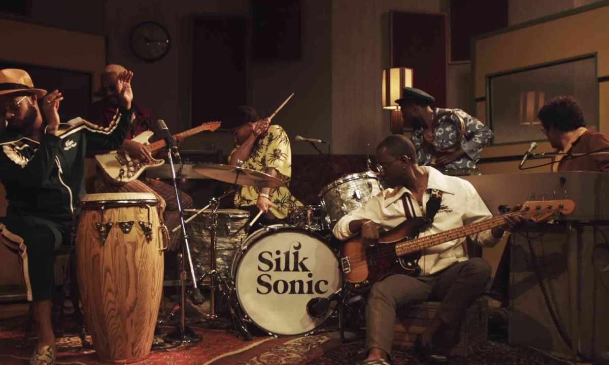 Bruno Mars 联手 Anderson .Paak 全新组合 Silk Sonic 新单《Leave The Door Open》MV 发布