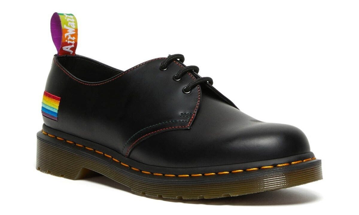 Dr.Martens 推出「彩虹色」特别鞋款