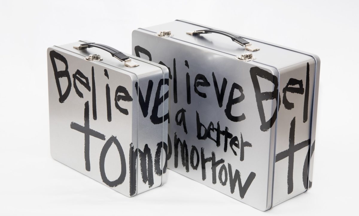 COMME des GARÇONS 推出「BELIEVE IN A BETTER TOMORROW」限定周边系列