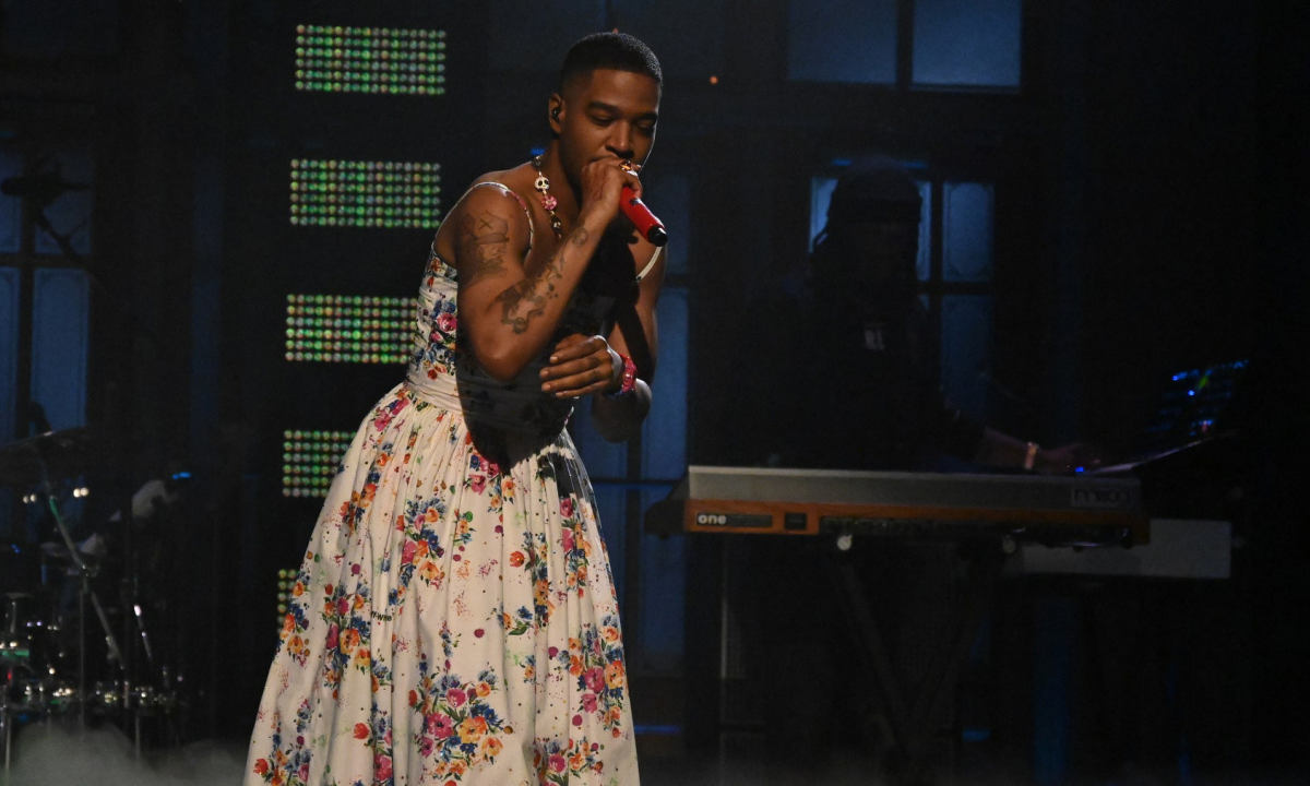 Kid Cudi 身穿 Off-White™ 女装连衣裙登上 SNL 演出