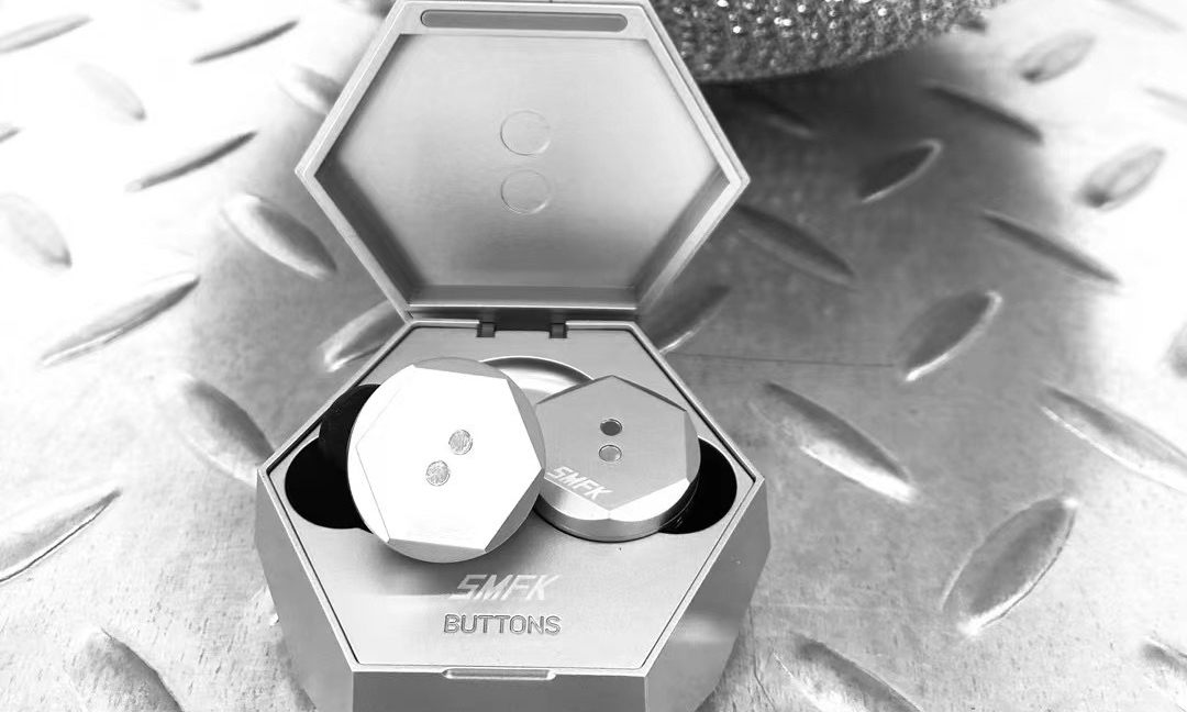 BUTTONS x SMFK 联名无线降噪耳机今日正式发售