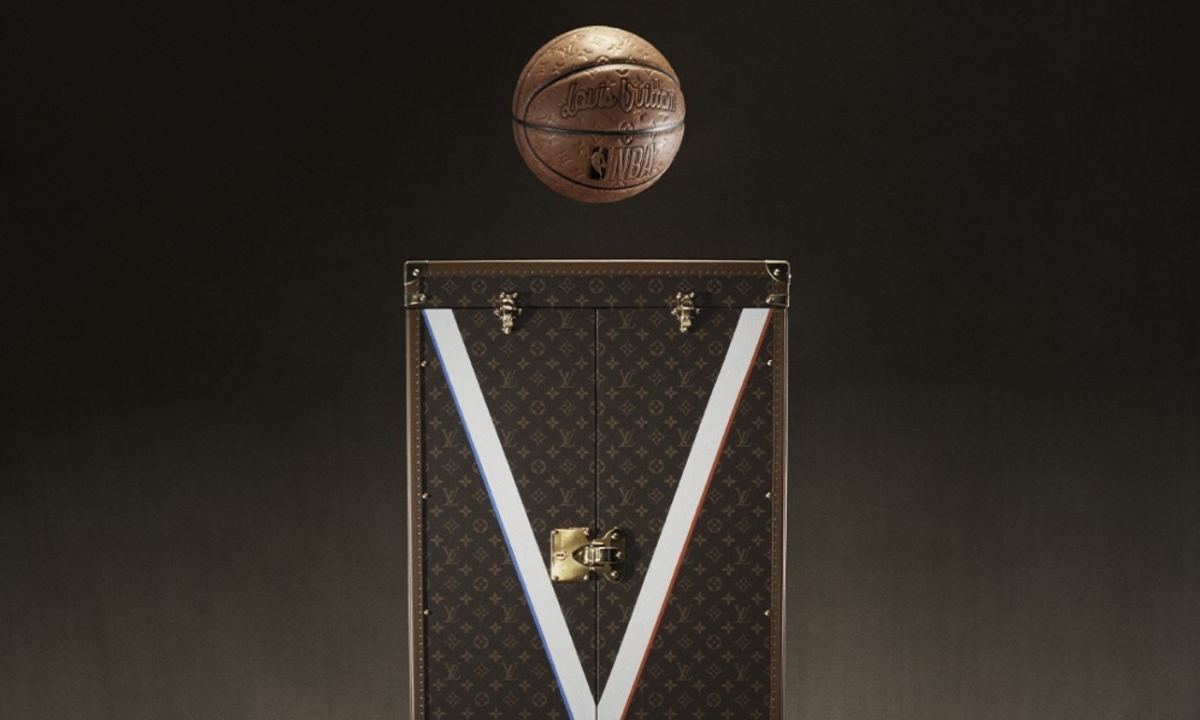 LOUIS VUITTON 为 NBA  打造定制篮球以及奖杯外盒