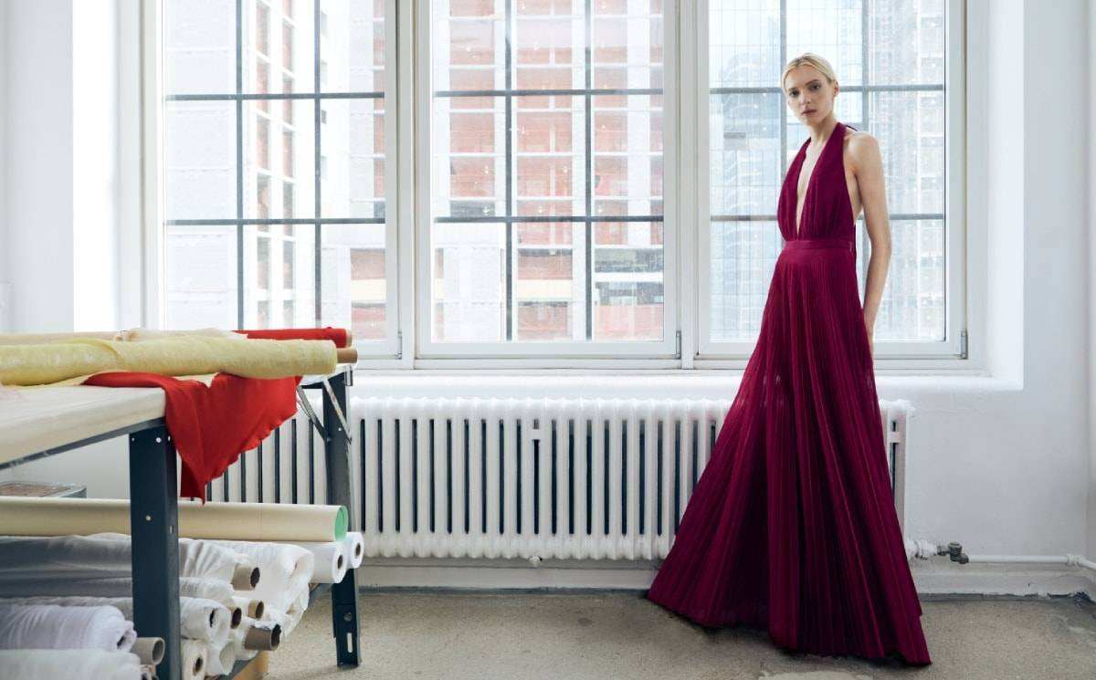 HALSTON 携手 Netflix 推出晚礼服胶囊系列