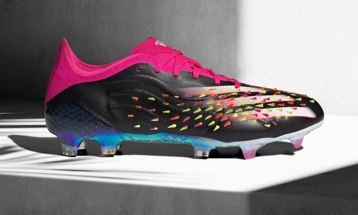 融 adidas 三大足球鞋系列为一体，PREDCOPX「超级战靴」登场
