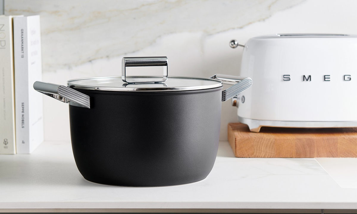 精致生活，家电品牌 Smeg 首次推出锅具系列
