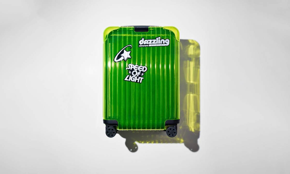 RIMOWA Essential 系列再添两款透明霓虹配色