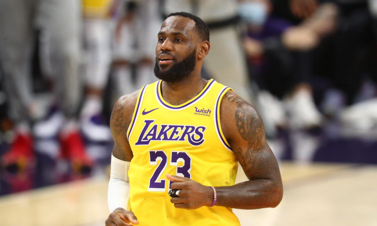 勒布朗·詹姆斯成为首位收入达 10 亿美元的现役 NBA 球员