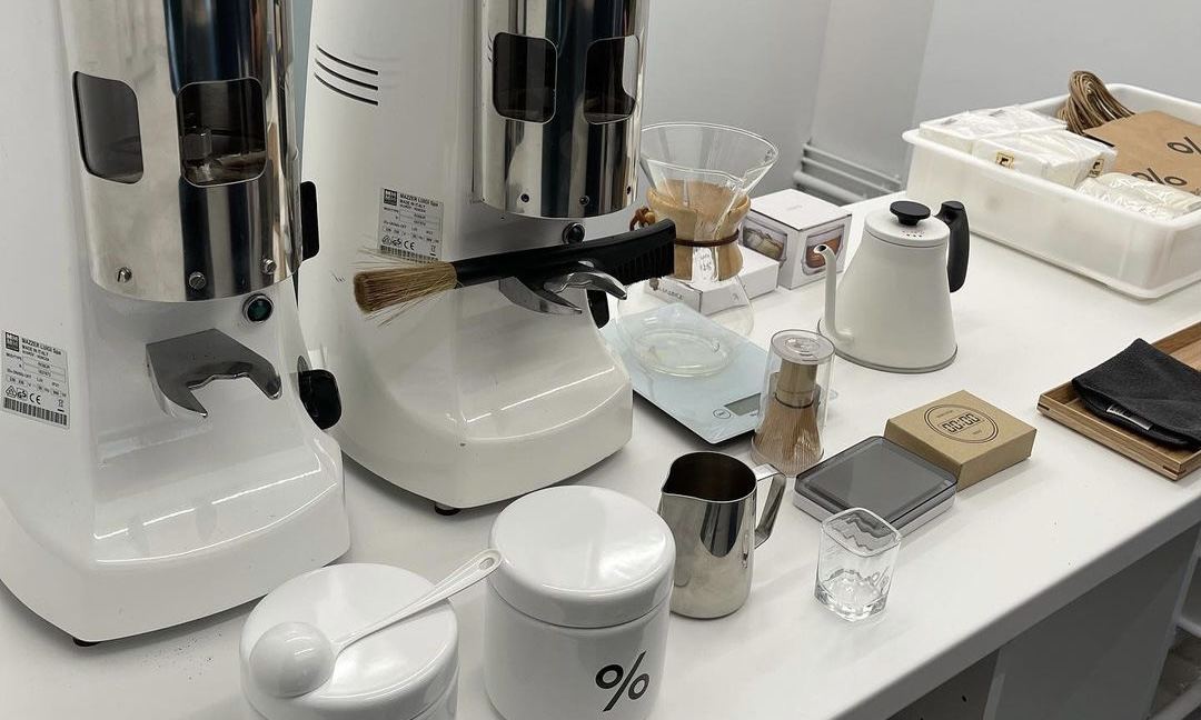 Off-White™ 携手 %Arabica 打造「ICE COLD」咖啡馆