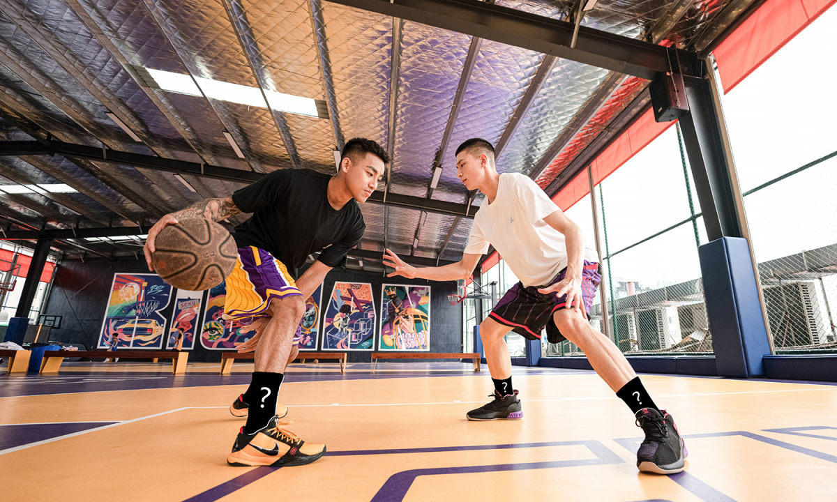 UZIS 与 Mitchell & Ness 合作打造「空袭球场」复古球裤盲盒