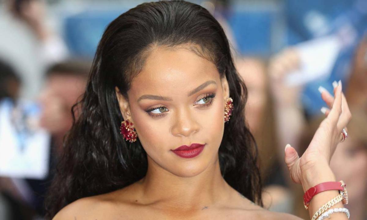 加入十亿俱乐部,Rihanna 成为全球最富有女歌手