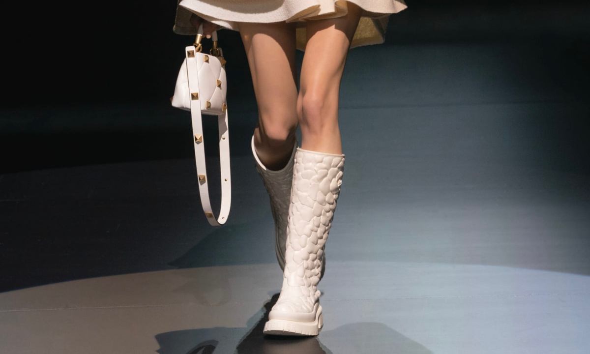 VALENTINO 即将推出新款「3D 花瓣」橡胶靴