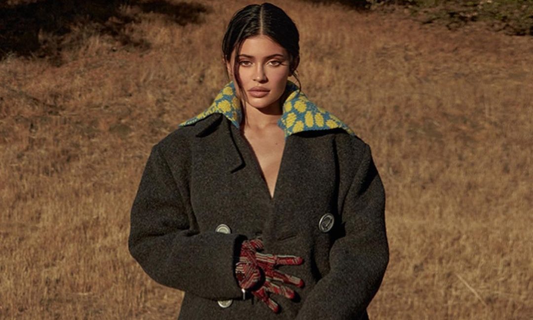 Kylie Jenner 登上《ELLE》Russia 9 月新刊封面