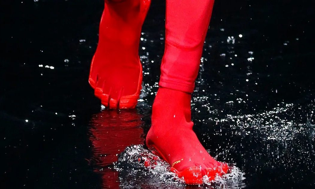 爆款不断的 BALENCIAGA 会让「五趾鞋」成为下一个流行趋势吗？