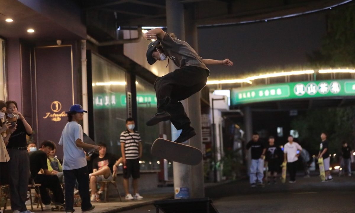 集结球鞋滑板爱好者，杭州潮店 Xsneaker 举办「这就是武林·板斗乔治城」线下活动