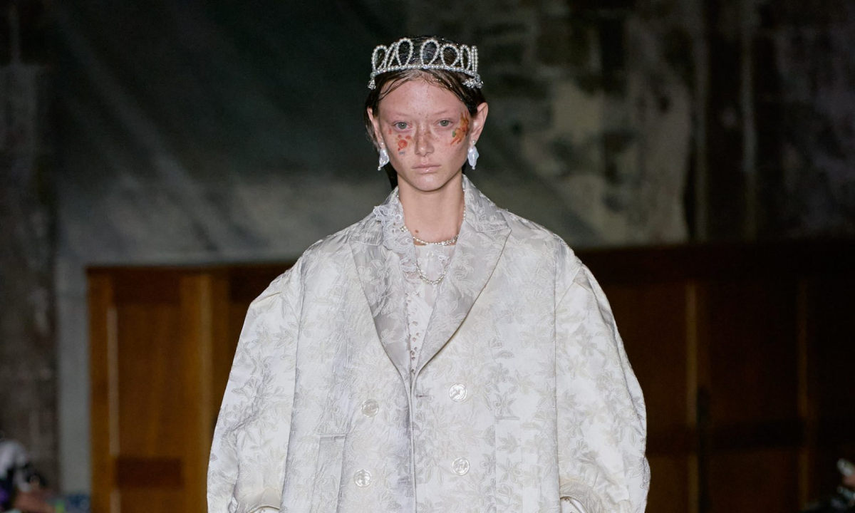 回顾 SIMONE ROCHA 2022 秋冬秀场，展现感性与温柔