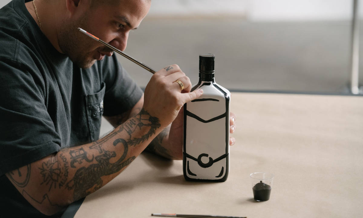 Joshua Vides x Ballantine’s 发布联名威士忌
