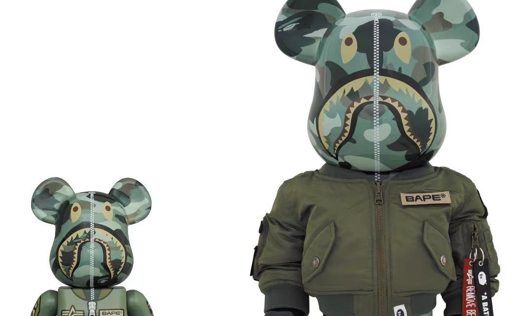 BAPE® 携手 Alpha Industries 推出 BE@RBRICK 玩偶