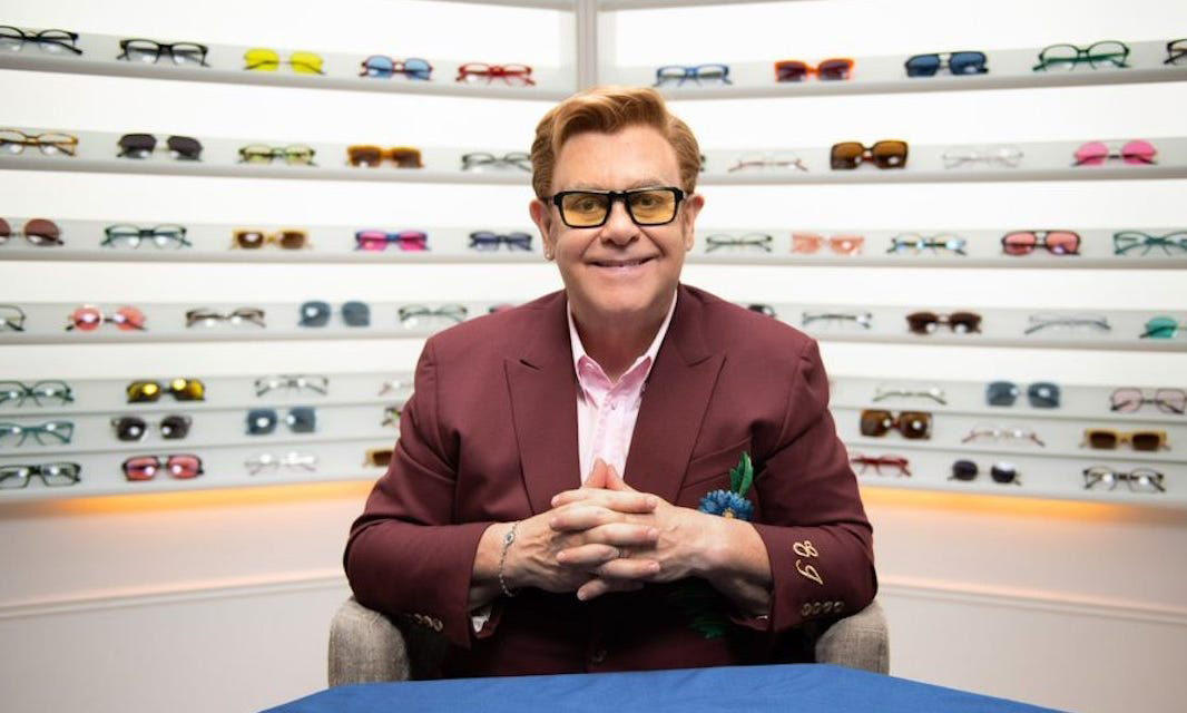 Elton John 眼镜系列正在沃尔玛和山姆会员店推出