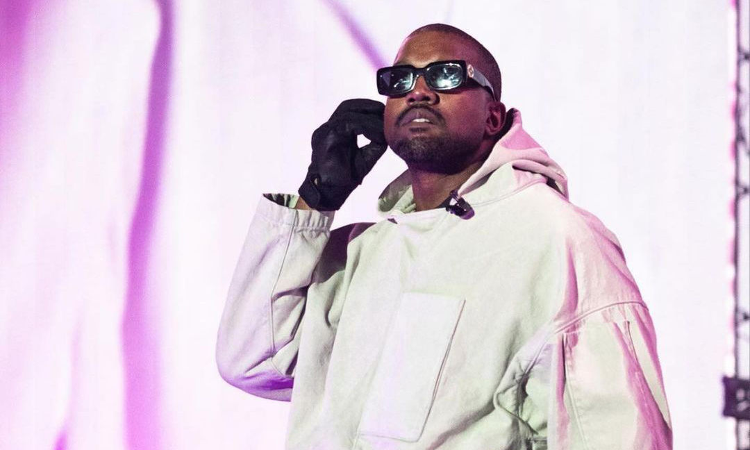 下一款准备！Ye 上身 YEEZY GAP Anorak 夹克