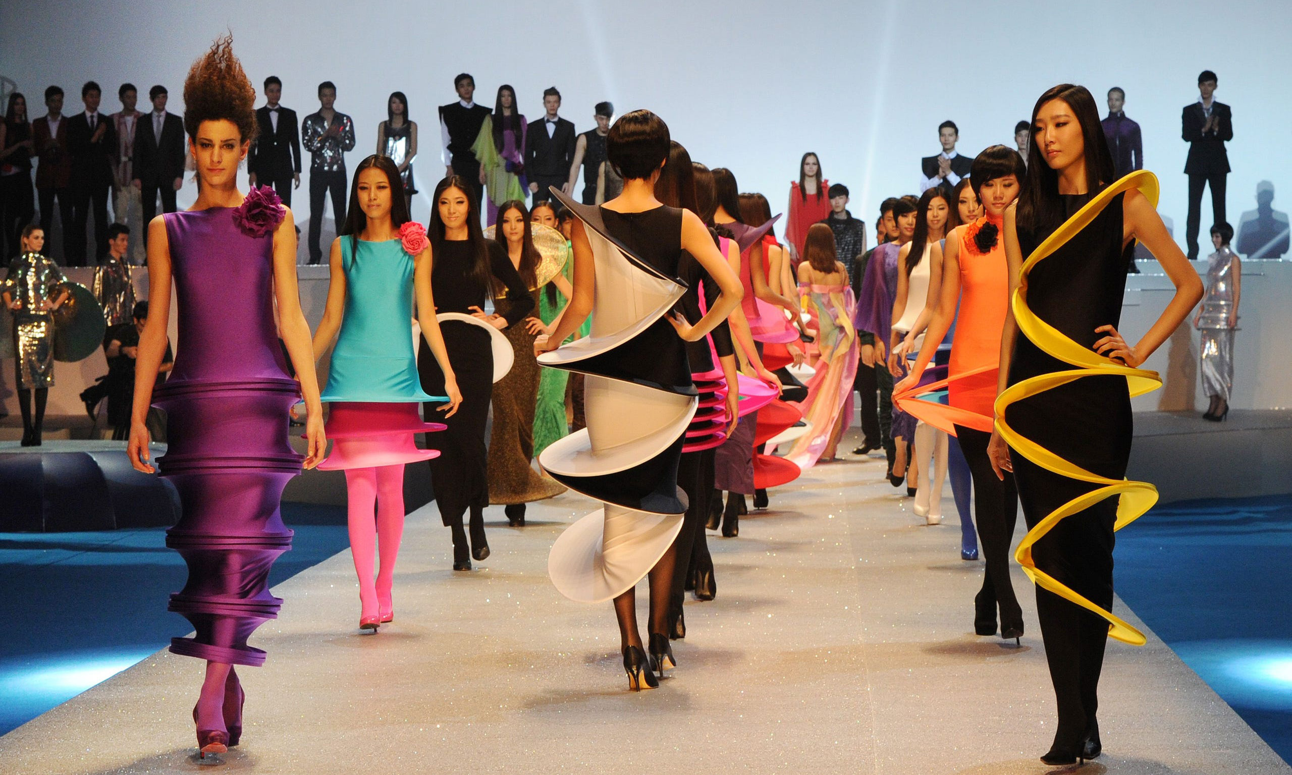 为纪念 Pierre Cardin 逝世一周年，该品牌将在巴黎举办时装秀