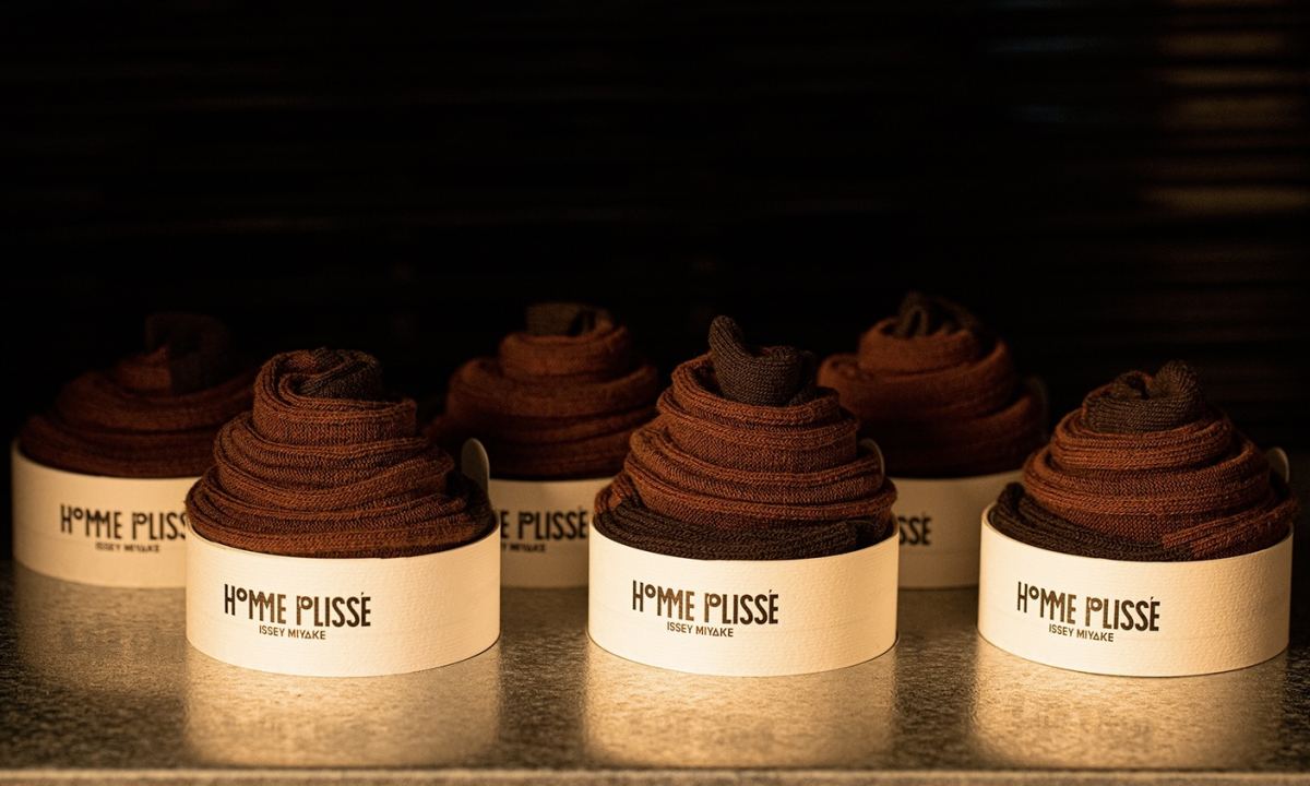 HOMME PLISSÉ ISSEY MIYAKE 发布烘培点心式袜组