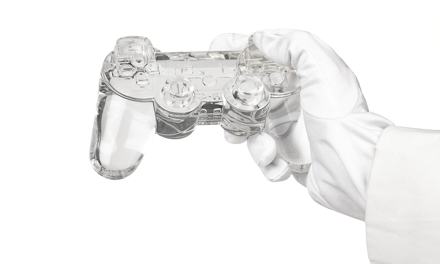 Daniel Arsham 推出透明 PlayStation 手柄雕塑