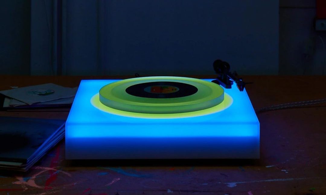 Brian Eno 打造 LED 亚克力唱片机