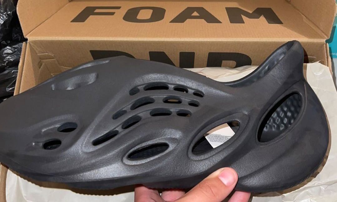 adidas Yeezy Foam Runner 新配色「Onyx」实物曝光