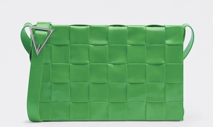 BOTTEGA VENETA 人气包款 CASSETTE 手袋推出超大尺寸