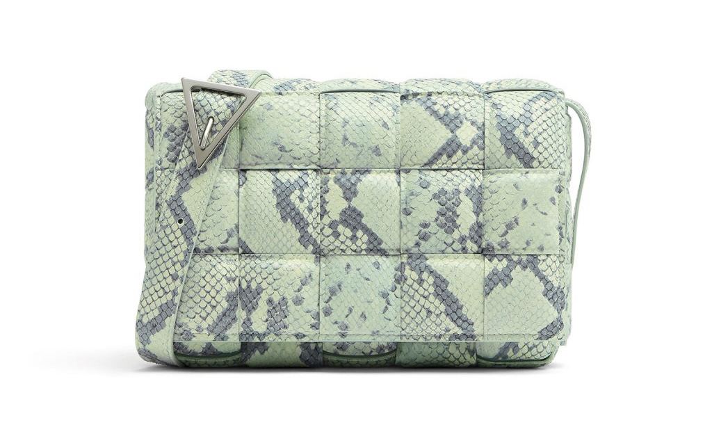BOTTEGA VENETA 人气包袋「PADDED CASSETTE」推出新配色