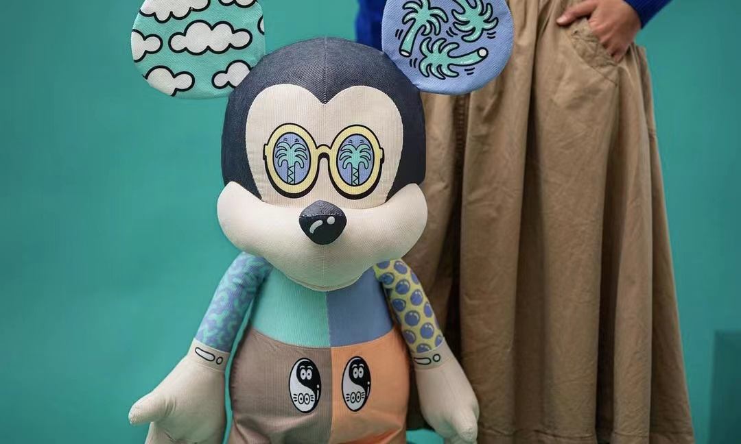 Disney 携手 Steven Harrington 推出限量米奇玩偶