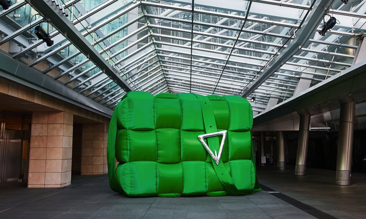 BOTTEGA VENETA 人气包袋「PADDED CASSETTE」推出巨型线下装置