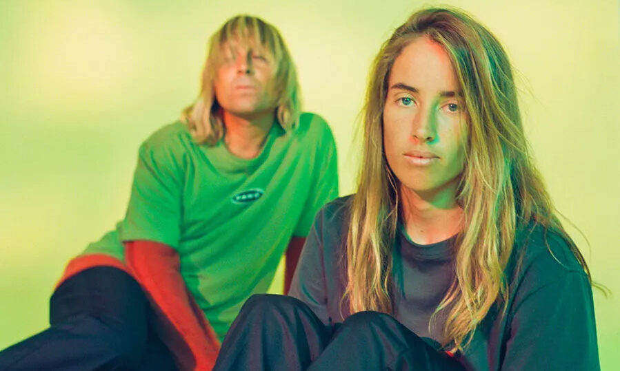 Vans 携冲浪手 Alex Knost 与 Lee-Ann Curren 推出合作系列