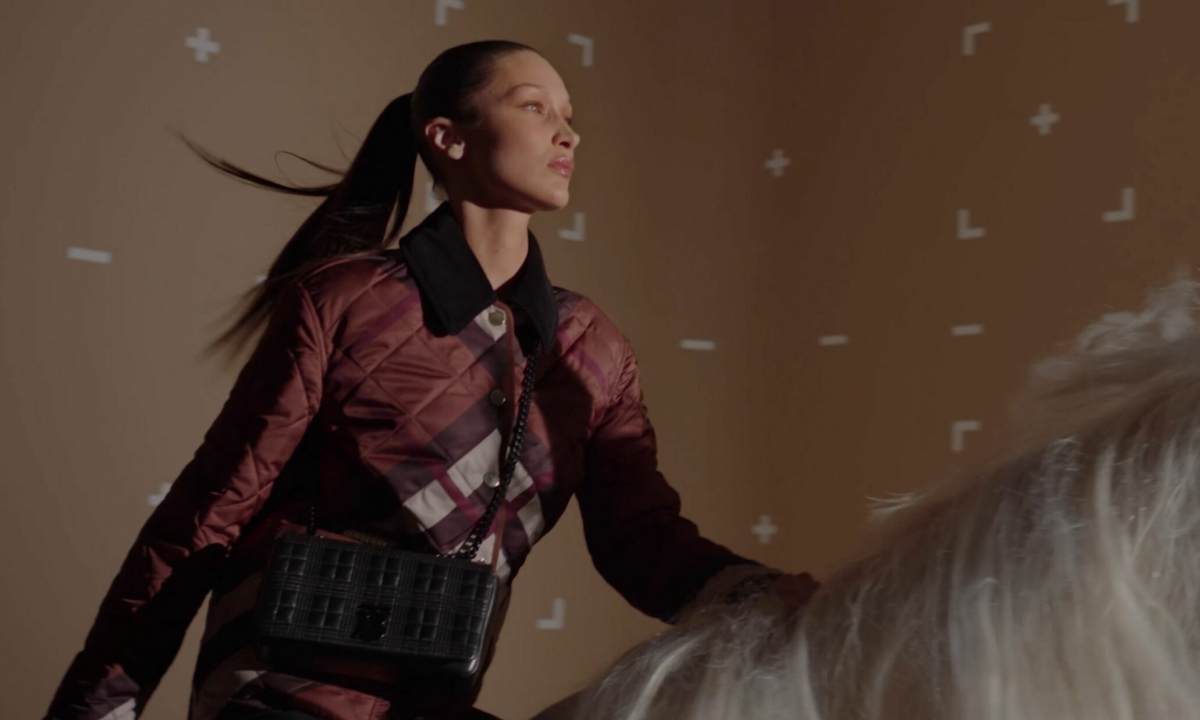 BURBERRY 为「Lola」系列包袋发布全新广告