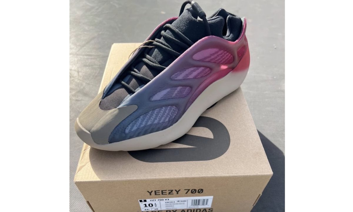 炫彩配色，YEEZY 700 V3「Fade Carbon」首次曝光