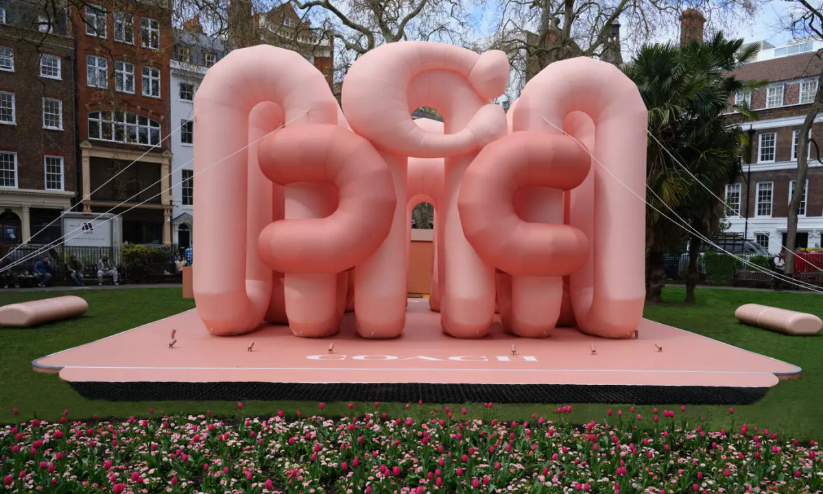 Coach x Cyril Lancelin 合作打造「Coach Pillow」装置