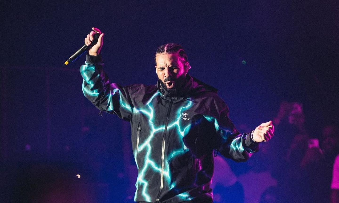 Drake 音乐节上身 Arc’teryx 特别版冲锋衣