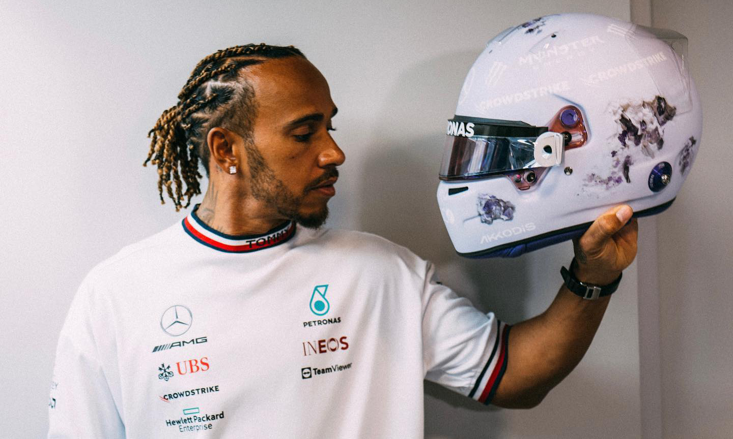 Daniel Arsham 为赛车手 Lewis Hamilton 打造赛车头盔