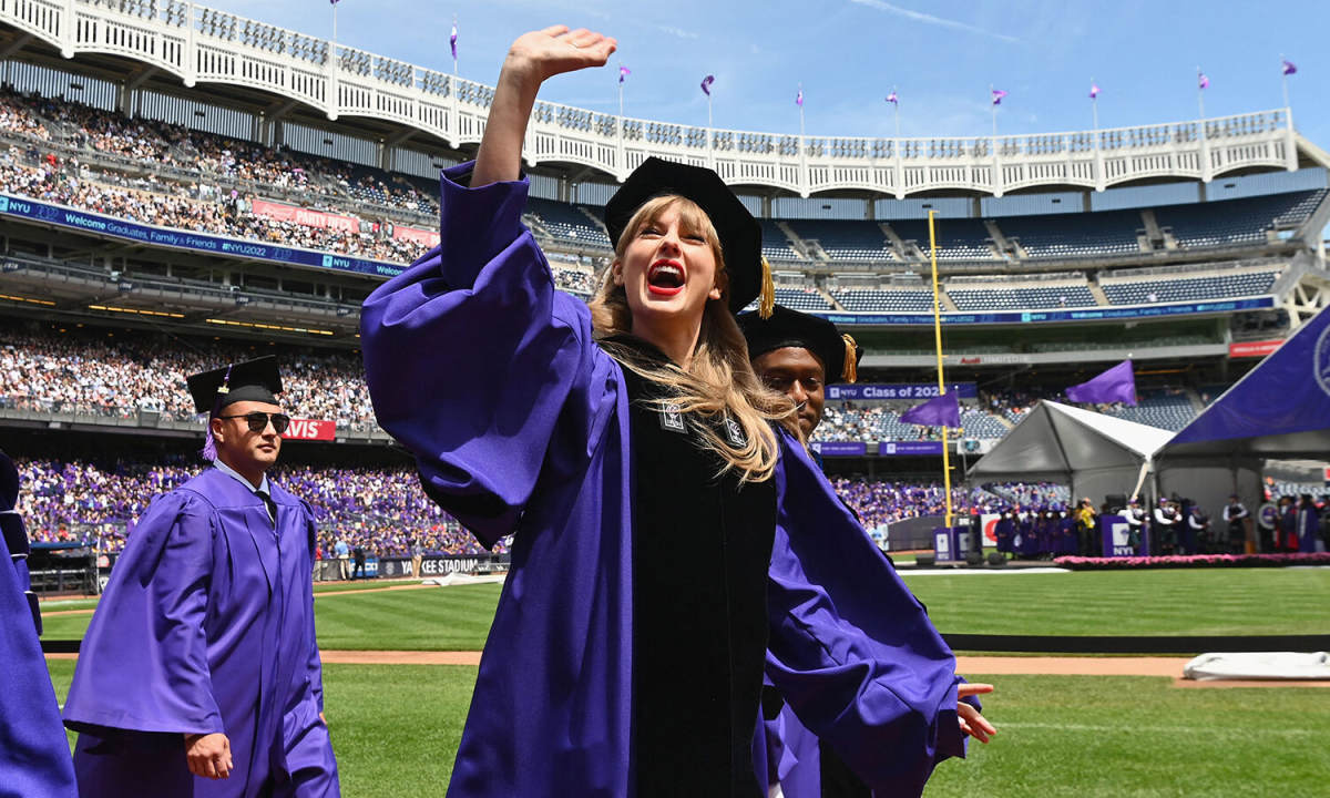Taylor Swift 被纽约大学授予 Fine Arts 艺术学荣誉博士学位