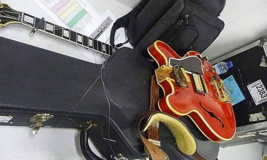 Oasis 解散时摔碎的吉他以 270 万元拍出