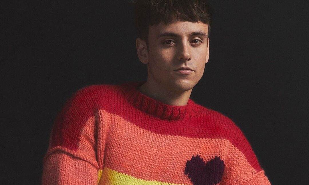 AMI 携手 Tom Daley 打造「骄傲月」特别毛衣