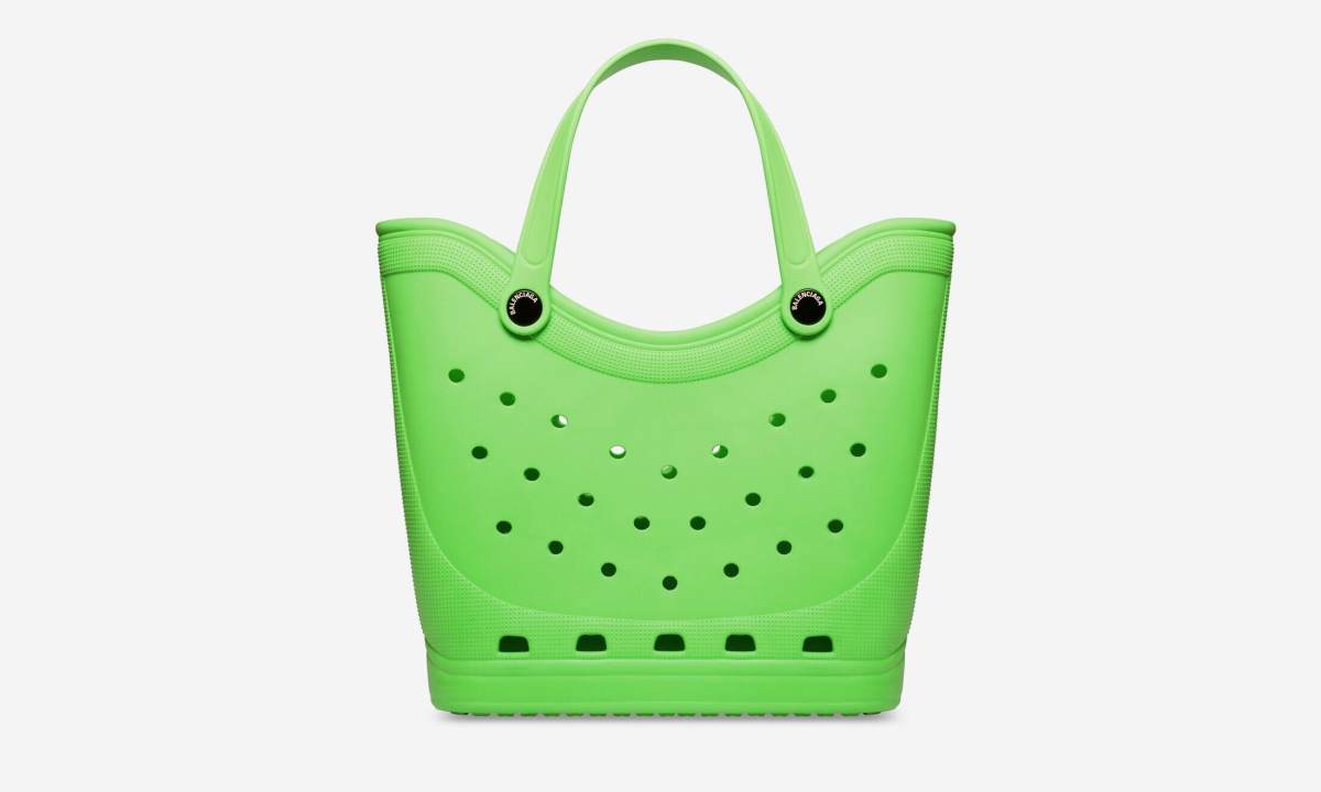 BALENCIAGA x Crocs 最新联乘 Tote Bag、手机包正式登场