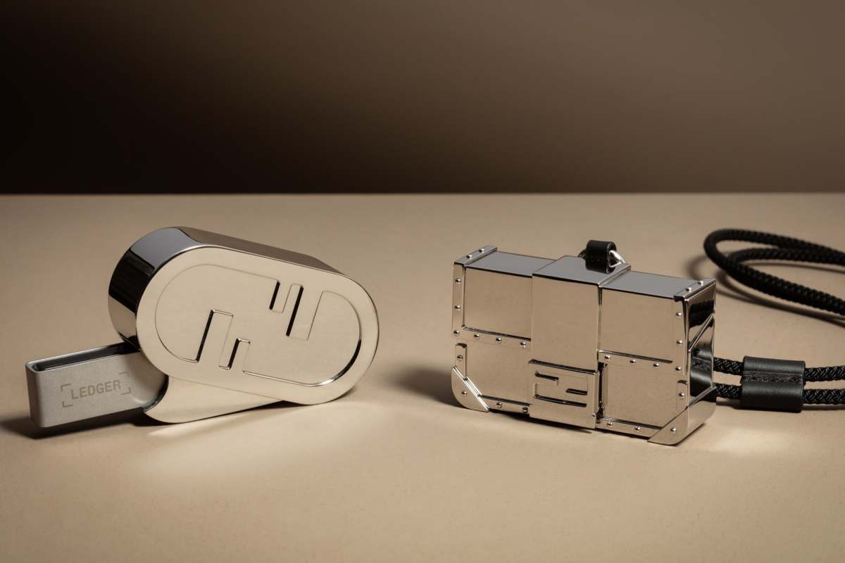 FENDI 携手 LEDGER 发布科技配件