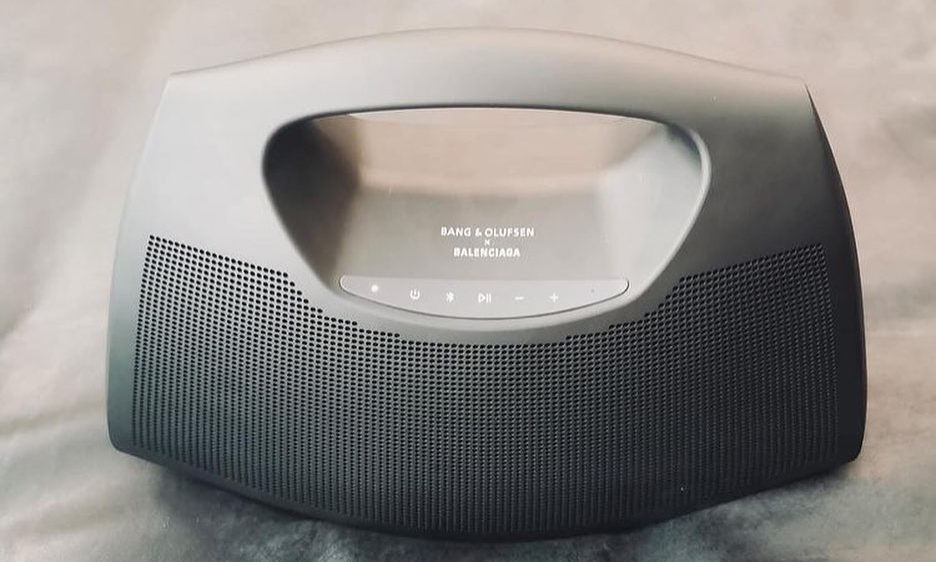 BALENCIAGA x Bang & Olufsen 联名扬声器手提包亮相