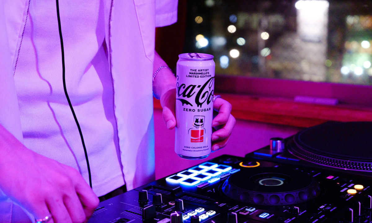 可口可乐携手 Marshmello 推出西瓜草莓零糖可乐