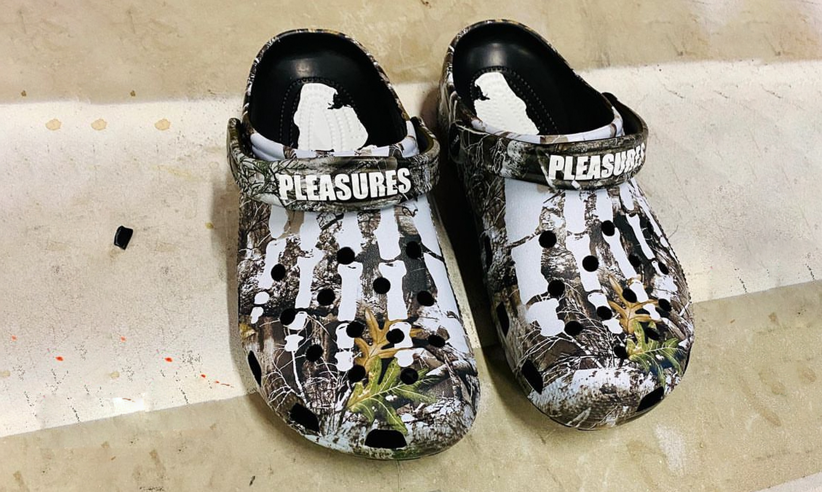 疑似 PLEASURES x Crocs 联名鞋款曝光