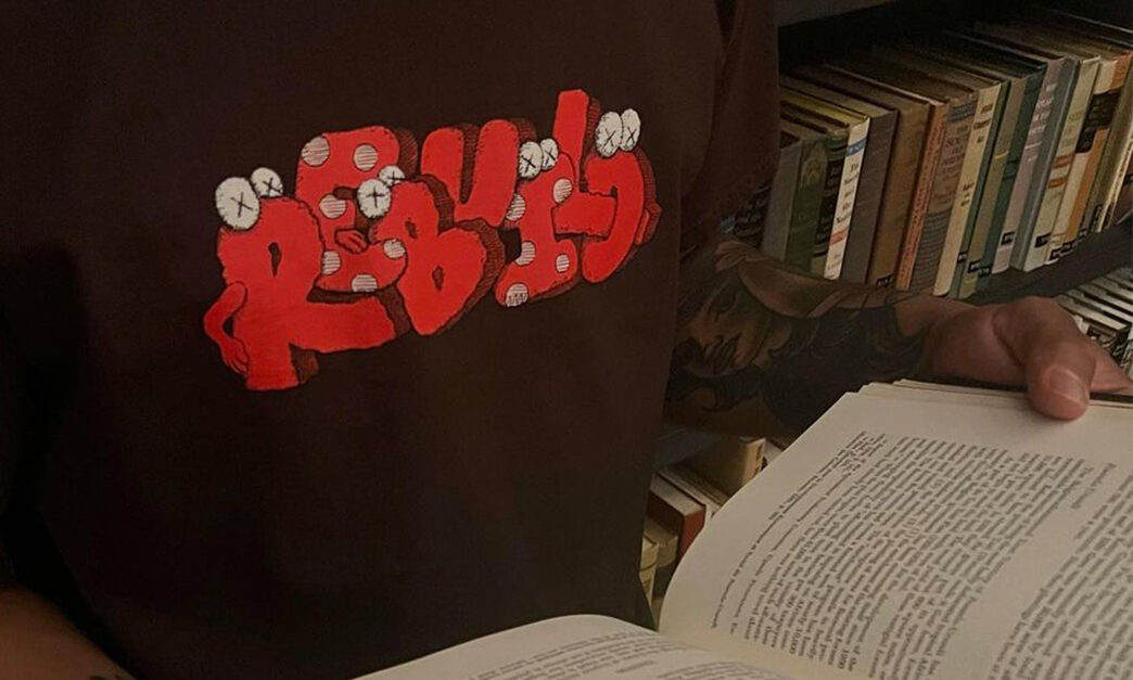KAWS x Infinite Archives 限量版慈善 T 恤发布