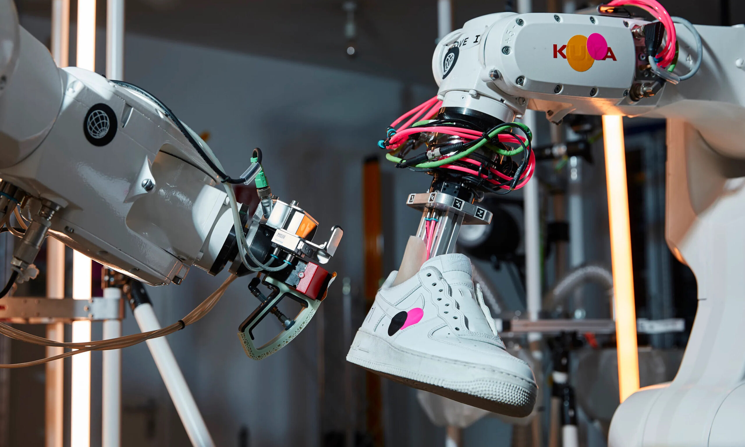 Nike 打造机器人清洁维修球鞋系统